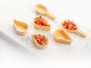 Tartaletas de pasta brisa con forma de gota y cuchara listas para rellenar tanto dulces como saladas